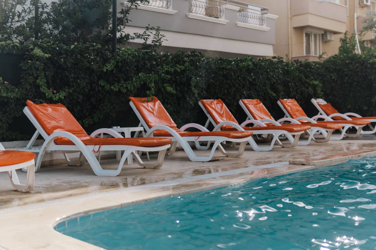 Swimming Pool & Bar